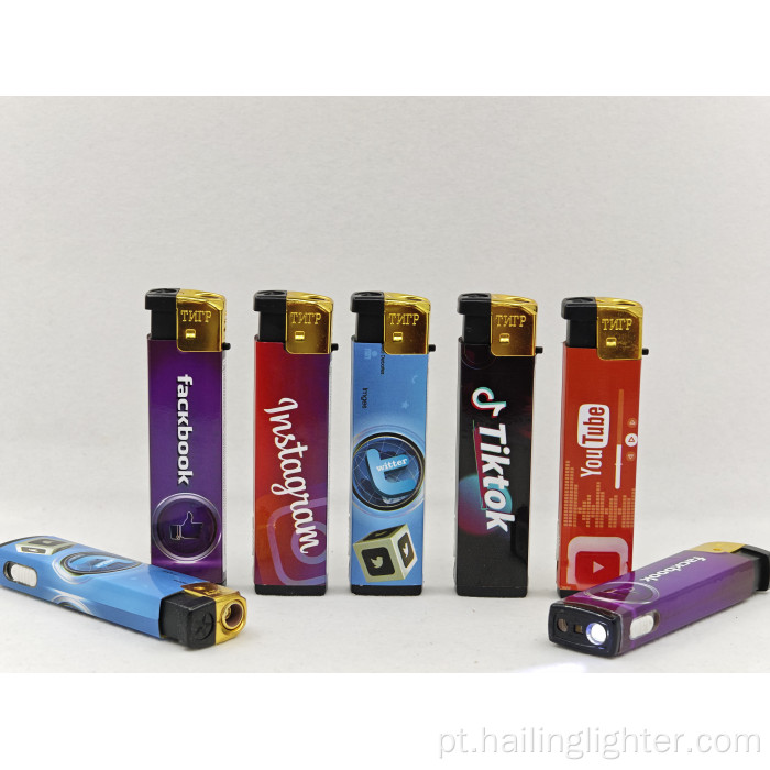 Isqueiro eletrônico recarregável de butano com lanterna LED para cigarros